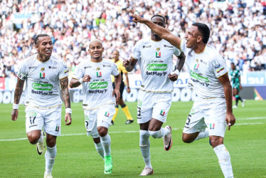 Jugadores del Once Caldas celebran el primer gol ante Atlético Nacional.