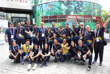 Deportistas y miembros de la delegación colombiana en la inauguración este jueves de la Casa Colombia, ubicada en el Parc de la Villette de París.