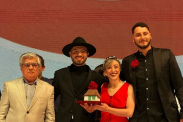 Juan Esteban Isaza Gaviria, de sombrero, recibió el premio como mejor solista vocal en el la 36 edición del Festival Hatoviejo Cotrafa. 