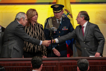 El presidente de Colombia, Gustavo Petro (d), saluda al presidente del Senado, Iván Name (i), durante la instalación de las sesiones ordinarias del Congreso este sábado, en Bogotá.