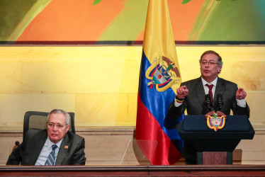  El presidente de Colombia, Gustavo Petro (d) habla junto al presidente del Senado, Iván Name (i), durante la instalación de las sesiones ordinarias del Congreso.