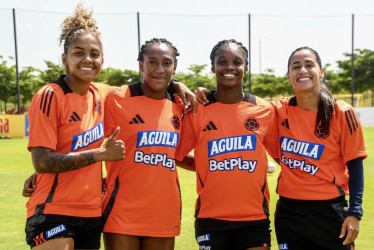 De izq. a der., Jorelyn Carabalí, Daniela Caracas, Linda Caicedo y Carolina Arias, jugadoras de la selección Colombia.