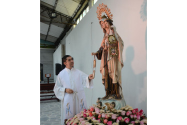José Silvano Peralta Hernández, párroco de El Bosque, frente a la imagen de la Virgen del Carmen.