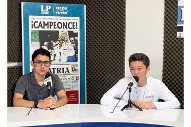 Juan José León (izquierda) y Juan Manuel Falla, estudiantes que participaron en la iniciativa Periodista por una Semana, de LA PATRIA.