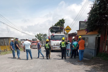 Bloqueo de los conductores de carga pesada en la vía a Gallinazo (Villamaría).