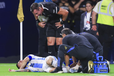 Lionel Messi sufrió una lesión en el tobillo que lo obligó a salir del terreno de juego. Esta es, quizá, la última imagen del astro argentino en la cancha durante una Copa América.