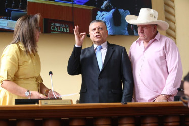 El nuevo contralor de Caldas, Juan Carlos Pérez (centro), acompañado de los diputados María Isabel Gaviria y Carlos Arango.