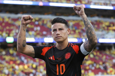 El mediocampista colombiano James Rodríguez sale del campo con los brazos en alto al final del partido de fútbol del grupo D de la Conmebol Copa América 2024 entre Brasil y Colombia, en Santa Clara, California (EE.UU).