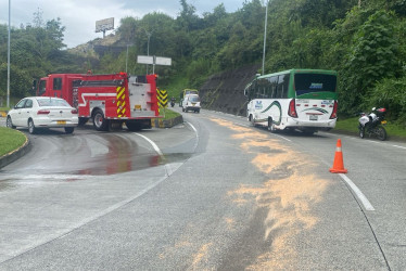 En este punto de la avenida Alberto Mendoza está el derrame de ACPM.