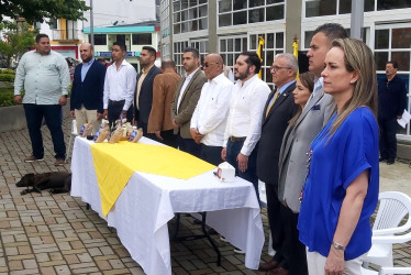 El embajador de República Dominicana en Colombia, Félix Aracena Vargas (c), en el parque principal de Neira (Caldas).