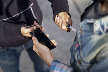 Los delincuentes utilizaron un arma cortopunzante para hurtarle un celular a una menor de edad.