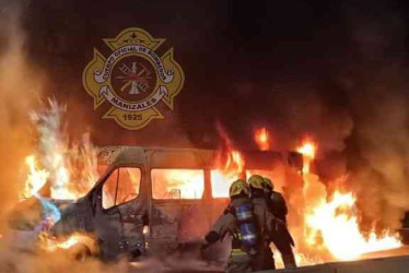Bomberos acudió a la emergencia del incendio del colectivo en la concesión Autopistas del Café.