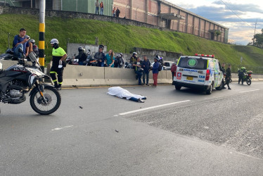 La víctima, identificada como César Augusto Moreno Villegas, murió instantáneamente tras chocar en su moto contra el separador.