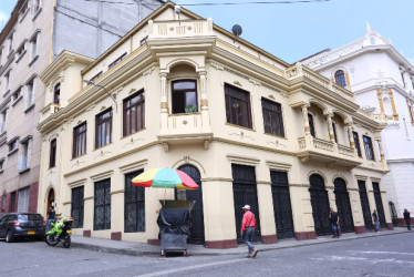 En la Casa Hoyos, detrás del llamado edificio de la Licorera, funciona la Secretaría de Educación de Caldas, a una cuadra de la Plaza de Bolívar de Manizales