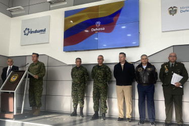 El ministro de Defensa, Iván Velásquez, acompañado de la cúpula militar anunciaron este martes la terminación del cese el fuego con el Estado Mayor Central. 