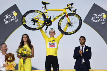 El ciclista esloveno Tadej Pogacar, del equipo Emirates de los Emiratos Árabes Unidos, ganador general del Jersey amarillo y del Tour de Francia, celebra en el podio después de ganar la etapa 21 y última de la carrera ciclista del Tour de Francia 2024 de 33 km contrarreloj individual de Mónaco a Niza, este domingo 21 de julio.