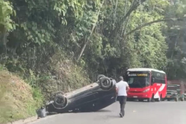 El vehículo que se volcó en la vía a La Linda, en Manizales.