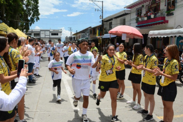 Juan José Gualy, futbolista filadelfeño de 16 años, y Sofía Mateus, capitana de la Selección Caldas Sub-19 de fútbol de salón, fueron los encargados de encender la llama de los Juegos Deportivos Regionales de Filadelfia.