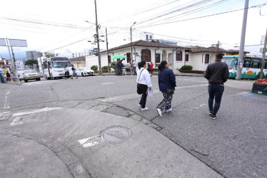 --P1 Foto| Luis Trejos | LA PATRIA Así se encuentra la calle 51 en el sector de Versalles sin la debida demarcación de las cebras de  señalización. 