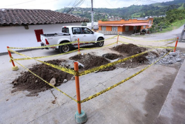 La fuga de agua en una tubería de la calle 106 con carrera 28 de La Enea