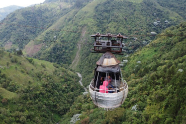 En la foto, la anterior góndola del cable de El Nido del Cóndor, que tras el incidente fue adaptada solo para transportar carga. Cinco empleados del hotel estuvieron atrapados durante 18 horas en la cabina artesanal en diciembre del 2023. Vea el cable aéreo moderno que reemplazó el sistema antiguo.