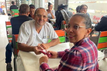 El padre durante la entrega de la billetera a su dueña.