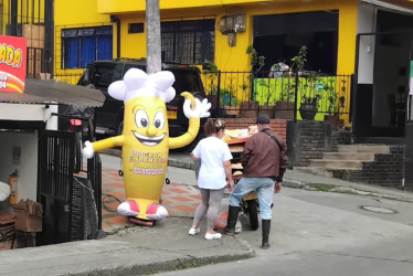 Este es el muñeco inflable que incomodó algunos residentes del sector.