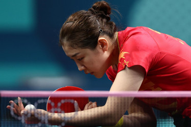 Meng Chen de China, actual campeona olímpica, en acción contra Yubin Shin de Corea del Sur en su partido semifinal femenino de las competiciones de tenis de mesa en los Juegos Olímpicos de París 2024, en el South Paris Arena de París, Francia, este viernes 2 de agosto.