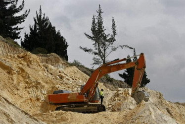 Ya todas las Fuerzas Militares, la Armada especialmente y el Ejército con apoyo de la Fuerza Aérea, podrán destruir maquinaria pesada usada para la extracción ilícita de minerales.