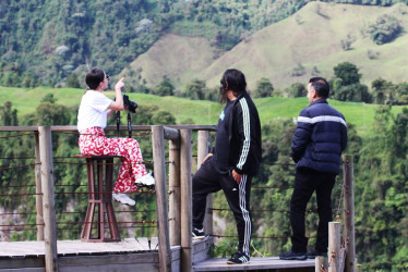 Visitantes observan el paisaje en el Nido del Cóndor, en Villamaría (Caldas).