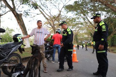 Uniformados de la Policía y el Ejército Nacional se encargaran de proteger a propios y visitantes durante el puente festivo. 