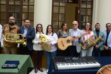 Diputados, rectores y maestros de las instituciones educativas del departamento asistieron a la entrega de instrumentos.