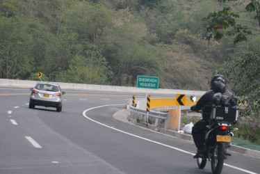 El bloqueo del pasado jueves (22 de agosto) en La Pintada (Antioquia) se levantó tras siete horas, pero el malestar no se ha ido. La comunidad le exige a la Agencia Nacional de Infraestructura (ANI) construir un acceso vial que la conecte directamente con la concesión Pacífico Dos, en la vía Manizales-Medellín. El objetivo es cuidar el comercio local. El Gobierno propone edificar un retorno.