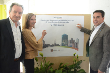 María Claudia Lacouture, presidenta de Amcham Colombia, y Jorge Eduardo Rojas, alcalde de Manizales estampan sus firmas en el 'Pacto por las Oportunidades', con cinco compromisos para el comercio con Estados Unidos. 60 empresarios los acompañaron en el Ecoparque Los Yarumos. Lea lo que acordaron y las declaraciones destacadas.