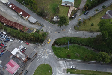 La Alcaldía de Manizales adelanta estudios y diseños de una obra para descongestionar la comuna Ecoturístico Cerro de Oro, que ha recibido 9 mil 425 nuevos residentes desde el 2014. Conozca el punto exacto y el plan. Según comerciantes, la construcción es necesaria por la alta accidentalidad en la zona. 