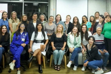 La Comunidad de Mujeres con Ideales y la Asociación de Mujeres para el Cambio se reunieron en la Universidad Autónoma de Manizales durante la Semana de la Tecnología