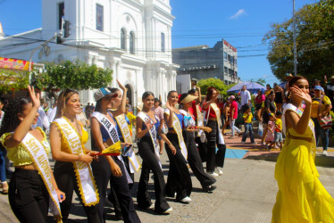 Las reinas del municipio integraron el recorrido.