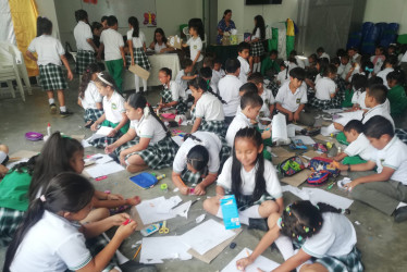 Total alegría vivieron los pequeños alumnos, fabricando su ardilla, como títere, para completar la jornada de lectura.