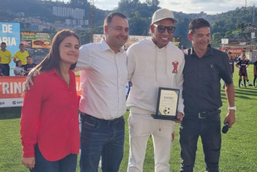 Dayro El alcalde Jonier Ramírez, al ver la acogida que tiene Dayro Moreno entre los asistentes al Polideportivo, le prometió un homenaje que pase de generación en generación.