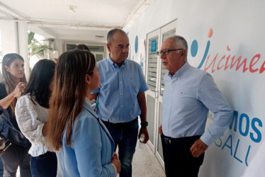 Guillermo Jaramillo (derecha), ministro de Salud y Protección Social, durante la visita al Hospital San Marcos. En el recorrido lo acompañaron autoridades locales y departamentales. En estas hay que incluir a Valentina Gómez, gerente de la institución; y a Natalia Castaño, directora Territorial de Salud de Caldas.