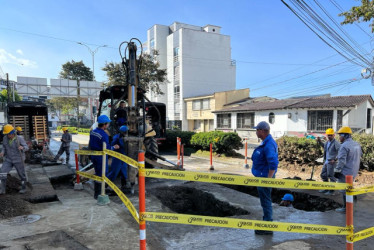 En la avenida Paralela, sentido estadio-centro, anteriormente Aguas de Manizales también ha cerrado el paso por reparaciones en la vía. 