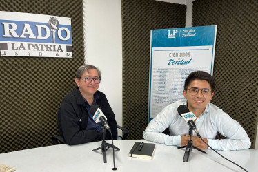 Los editores y escritores de Editorial Jaravela, Carlos Augusto Jaramillo y Julián Bernal.