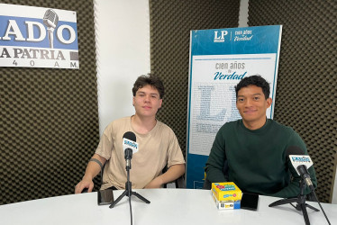 Antonio Lara Madera, docente de alemán del Departamento de Idiomas de la Universidad de Manizales, y Juan David Buitrago, estudiante de Ingeniería de Sistemas de la institución.