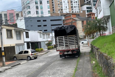 Este es el camión que usa la calle como parqueadero.