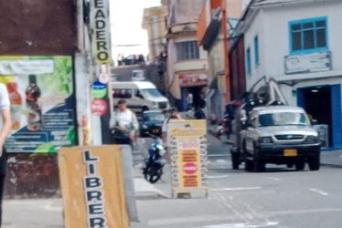 Establecimientos comerciales en Manizales invaden el espacio público con publicidad