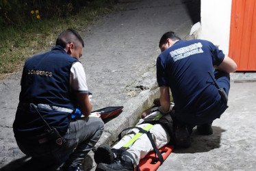 El peatón resultó lesionado tras golpear contra el pavimento. Lo llevaron al hospital.