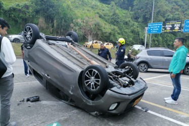 En el accidente de tránsito, el conductor del carro particular resultó lesionado.