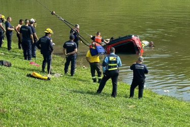 Camioneta se fue al lago de Hacienda Malabar