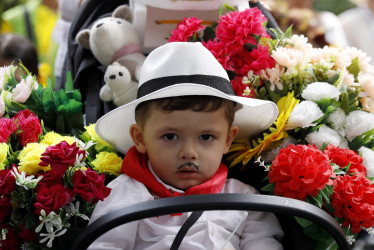 Niños participan en la edición 35 del Desfile de Silleteritos, en el inicio de la 67° Feria de las Flores, este sábado en Medellín