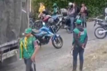 Un camión y varias motos impiden el paso desde Marsella (Risaralda) hasta Pereira.